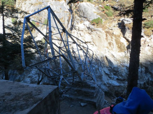 collapsed_bridge_everest_base_camp_trek